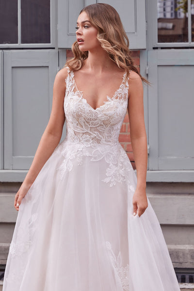 *NEW* Elegant Organza Aline Wedding Dress with V Neckline and Lace Motifs in Various Sizes