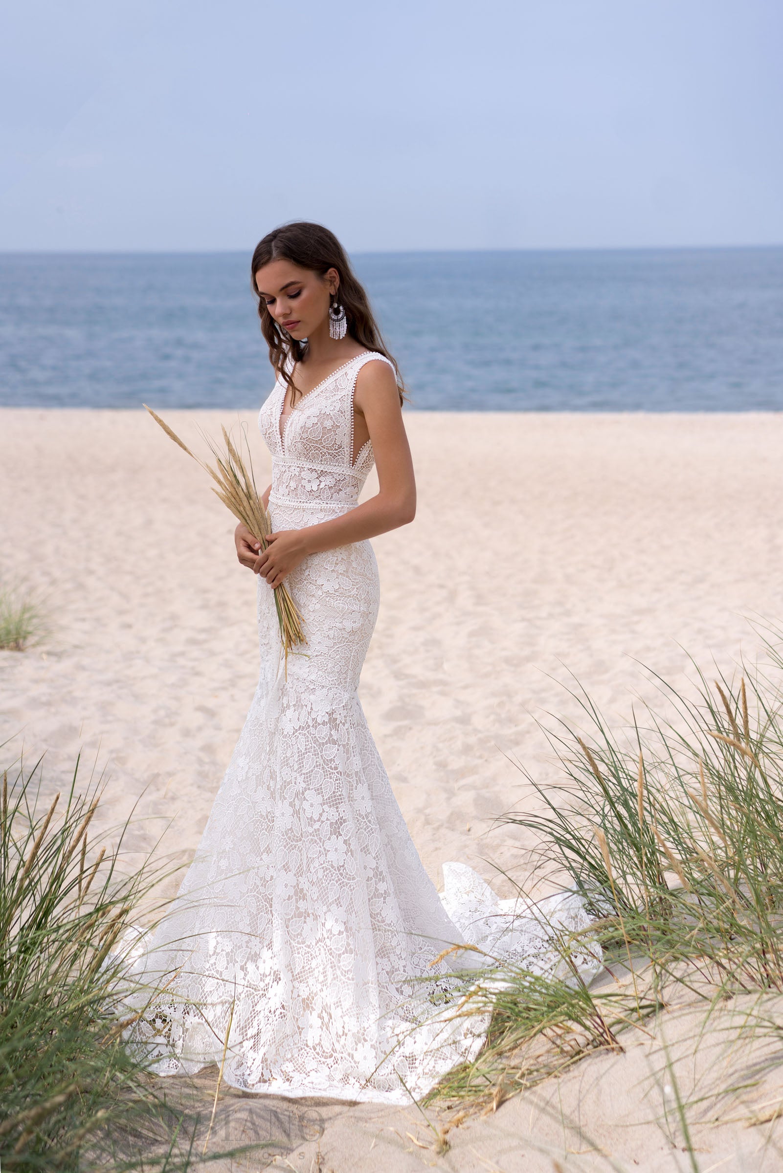 Expo Sample: Elegant Mermaid Lace Wedding Dress with V-Neckline and Ca Expo Sample: Elegant Mermaid Lace Wedding Dress with V-Neckline and Ca