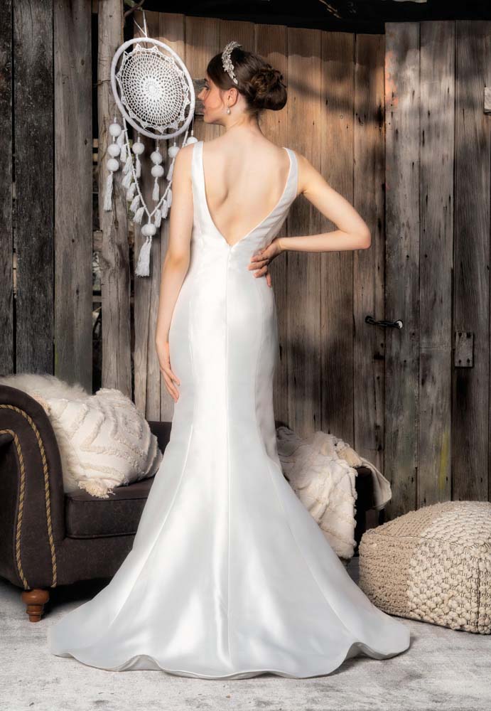 idelle v-neck organza back silk wedding dress Making the entrance stunning. The smooth satin back of this gown, paired with a subtle V-backline, is pure bridal luxury